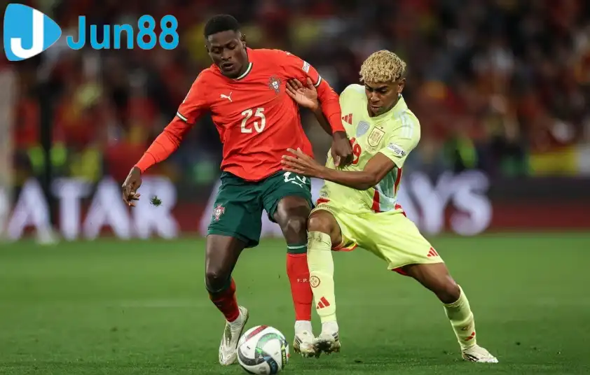 Hakimi nhắc lại khoảnh khắc Yamal bị khóa chặt bởi Mendes ở trận chung kết Nations League 2024/25 Hakimi nhắc lại khoảnh khắc Yamal bị khóa chặt bởi Mendes ở trận chung kết Nations League 2024/25