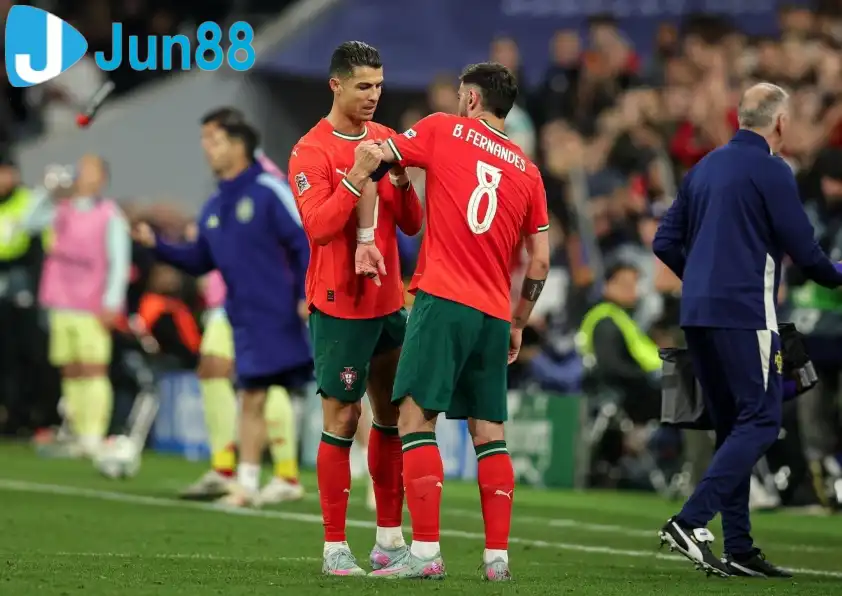Bruno đang dần kế thừa thủ lĩnh tinh thần của Ronaldo tại ĐT Bồ Đào Nha (Ảnh: X). Bruno đang dần kế thừa thủ lĩnh tinh thần của Ronaldo tại ĐT Bồ Đào Nha (Ảnh: X).