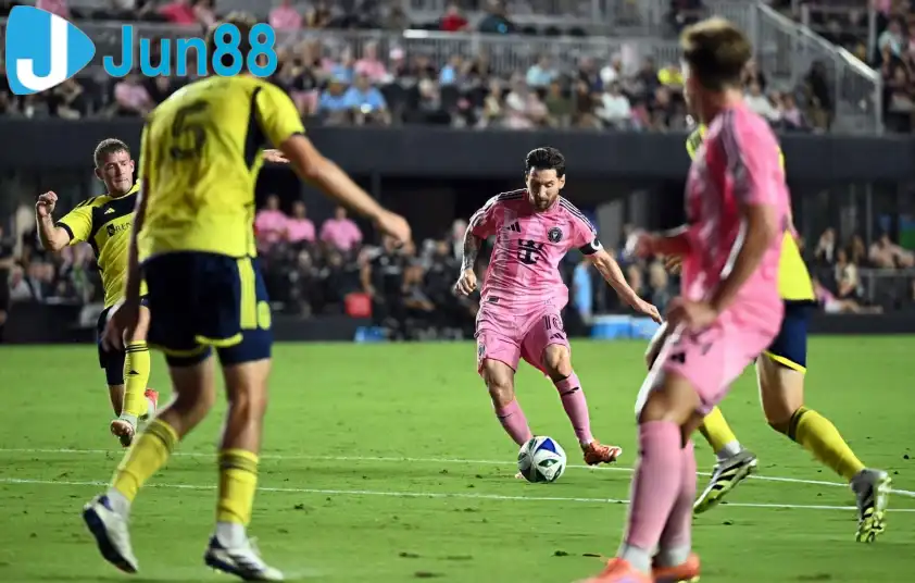 Messi nhân đôi cách biệt cho Inter Miami sau pha đệm bóng vào lưới trống Messi nhân đôi cách biệt cho Inter Miami sau pha đệm bóng vào lưới trống